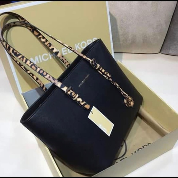 Michael Kor’s Handbags - Picture 7 of 8